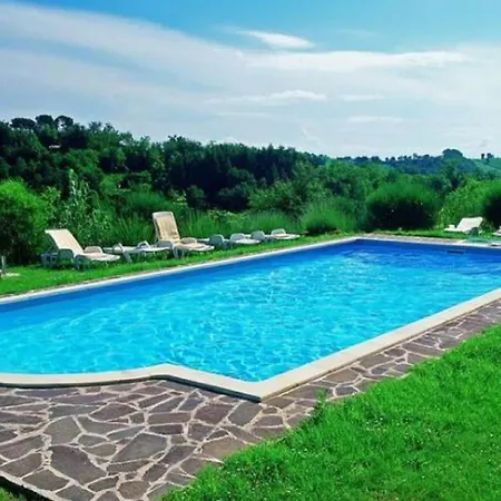 Dom wakacyjny Spacious In With Swimming Pool