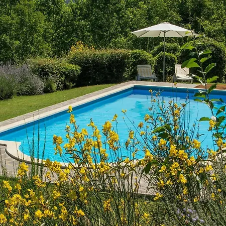 Dom wakacyjny Spacious In With Swimming Pool